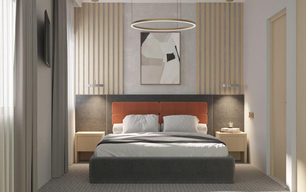 康斯坦察Orange House Constanta的一间卧室配有一张大床和一个吊灯。