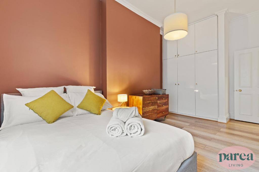 Parea Living - South Kensington, Elegant 1-Bedroom Flat, WFH Desk客房内的一张或多张床位