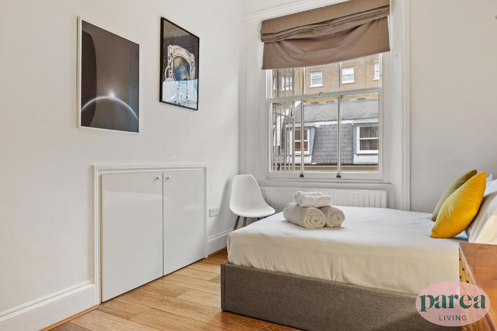 Parea Living - South Kensington, Elegant 1-Bedroom Flat, WFH Desk客房内的一张或多张床位