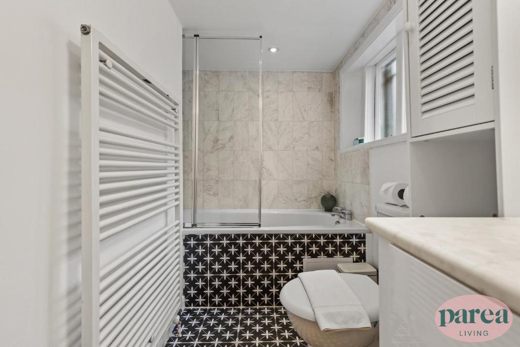 Parea Living - South Kensington, Elegant 1-Bedroom Flat, WFH Desk的一间浴室