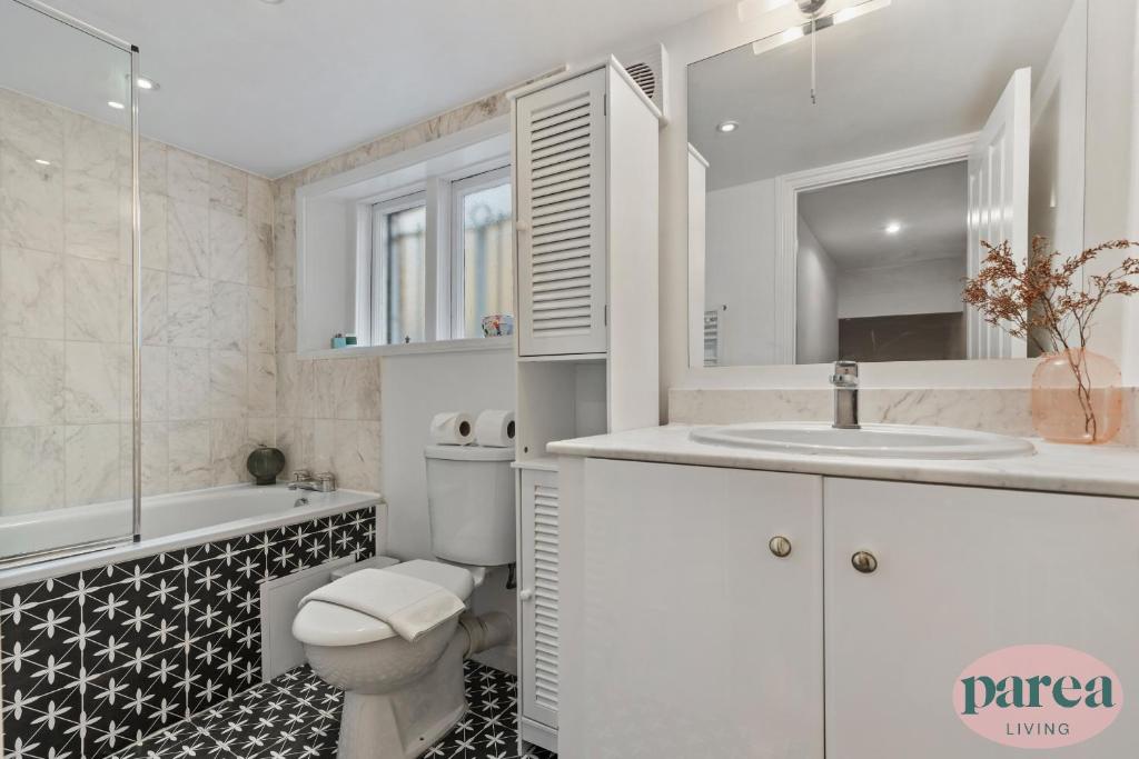 Parea Living - South Kensington, Elegant 1-Bedroom Flat, WFH Desk的一间浴室