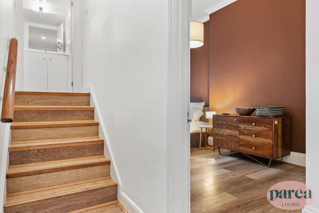 Parea Living - South Kensington, Elegant 1-Bedroom Flat, WFH Desk的休息区