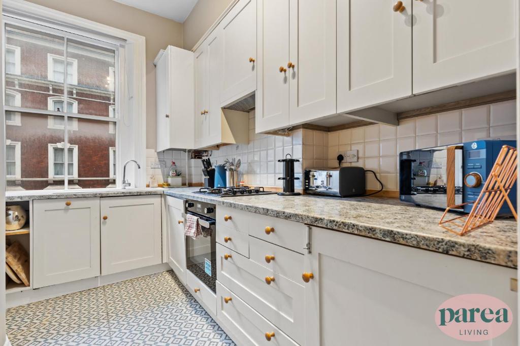 Parea Living - South Kensington, Elegant 1-Bedroom Flat, WFH Desk的厨房或小厨房