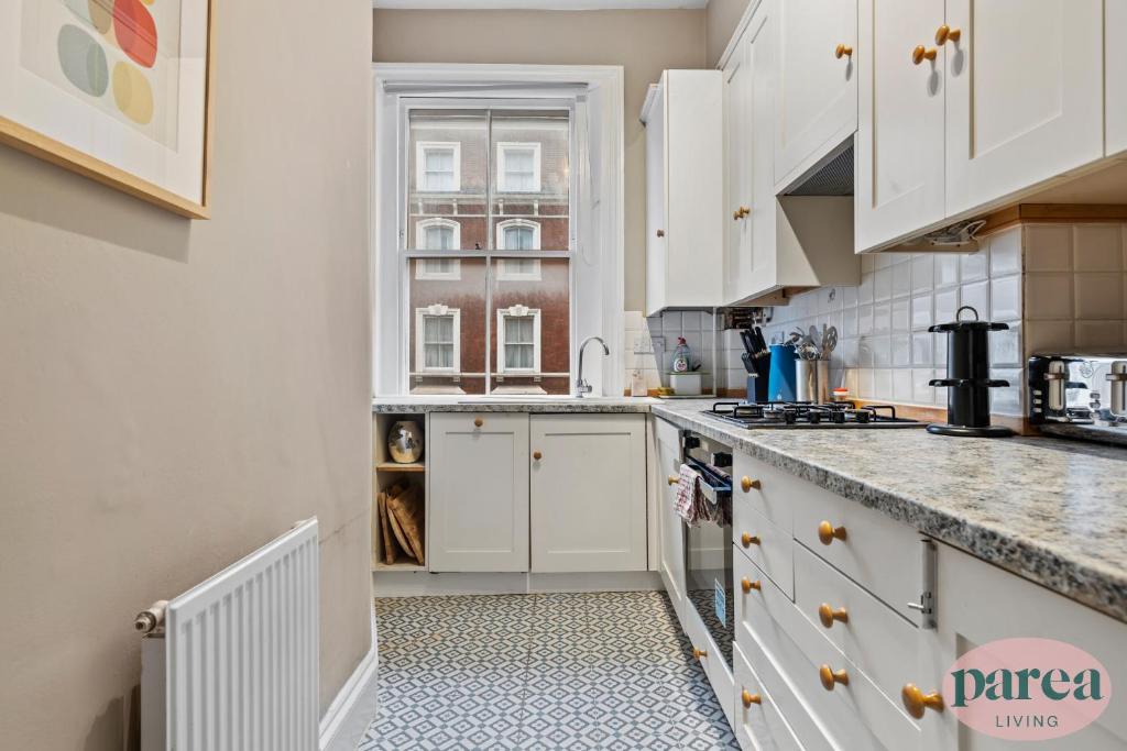 Parea Living - South Kensington, Elegant 1-Bedroom Flat, WFH Desk的厨房或小厨房