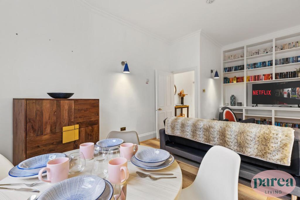 Parea Living - South Kensington, Elegant 1-Bedroom Flat, WFH Desk的休息区
