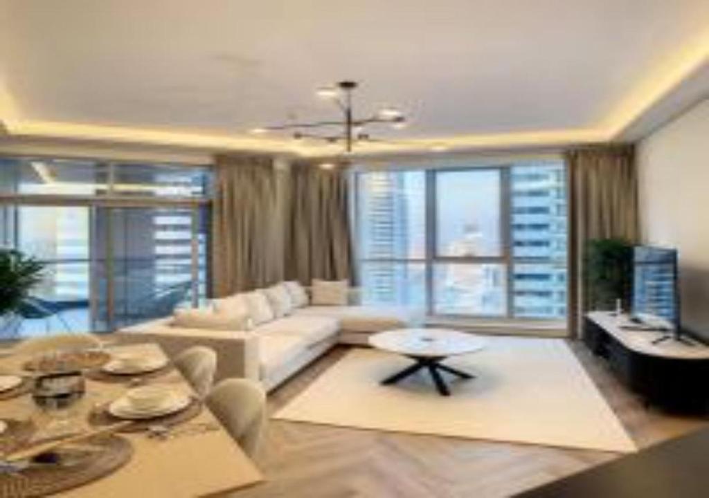 迪拜Key View - Marina Torch的客厅配有沙发和桌子