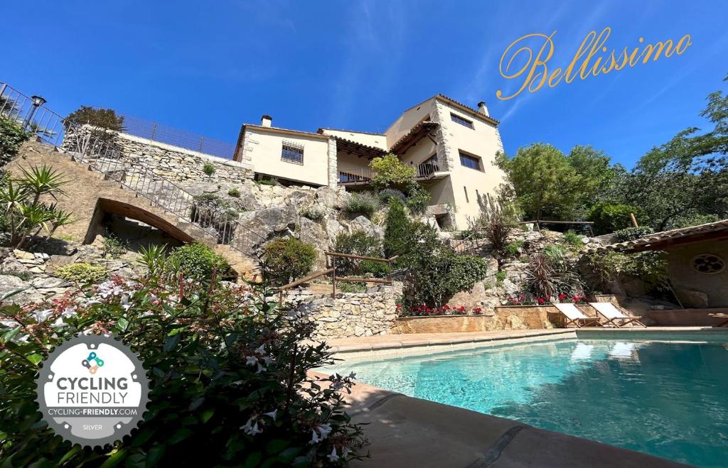 赫罗纳Luxury Villa Girona Bellissimo的大楼前带游泳池的房子