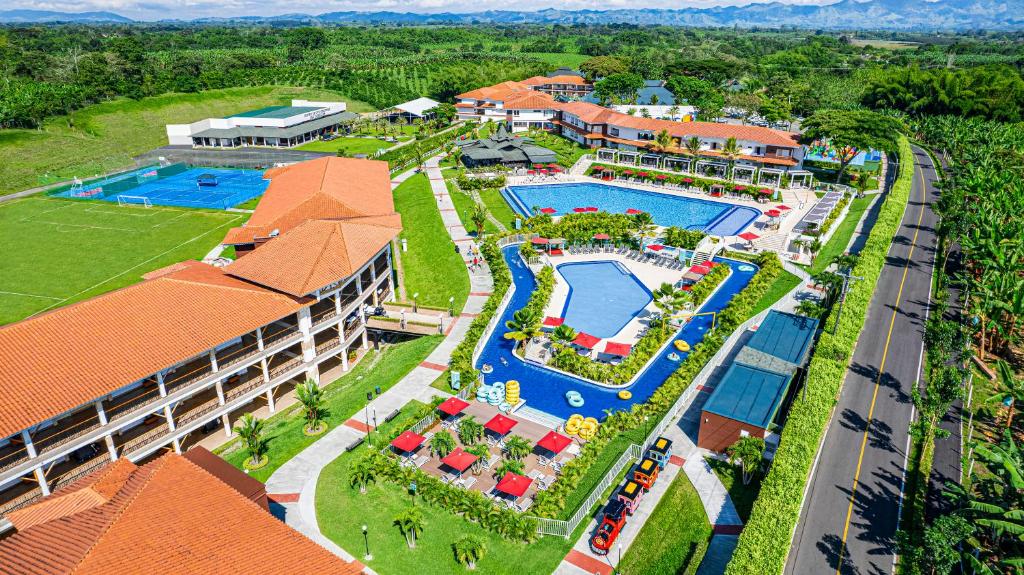 蒙特内哥罗卡佩斯特卡梅里亚酒店的享有带游泳池的度假村的空中景致