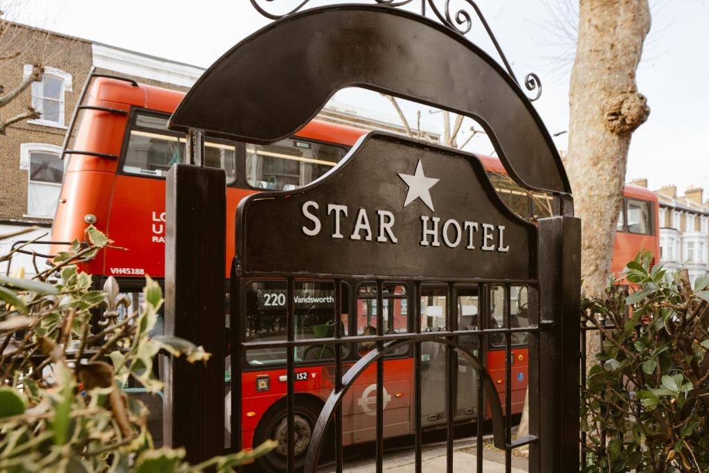 伦敦Star Hotel的巴士前的星星酒店标志