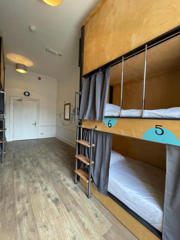 都柏林Leevin Hostel George的带两张双层床的客房和走廊