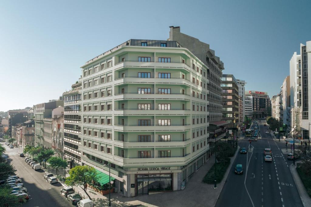 里斯本Pestana Lisboa Vintage City Center Suites的一条城市街道上高大的白色建筑
