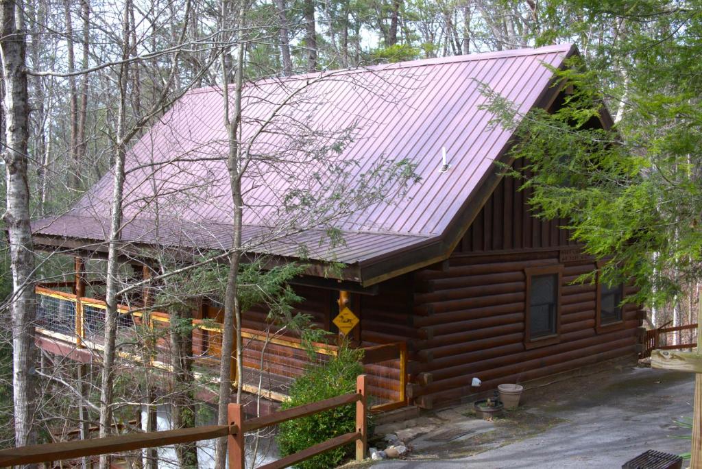 赛维尔维尔Mick's Hideaway - Semi-Secluded的红屋顶林中小屋