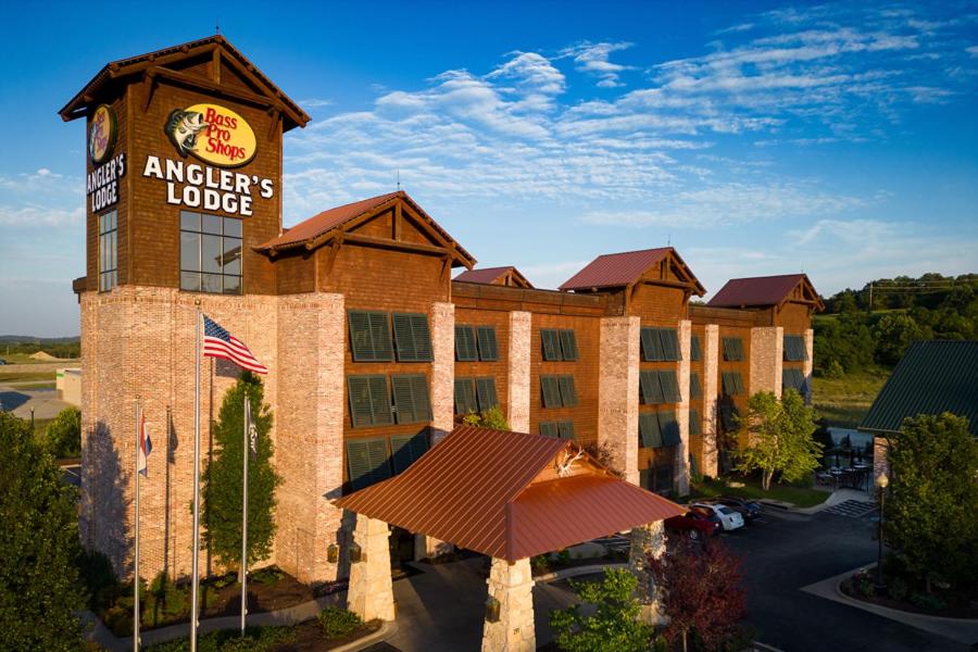 霍利斯特Bass Pro Shops Angler's Lodge的建筑前方有标志的酒店