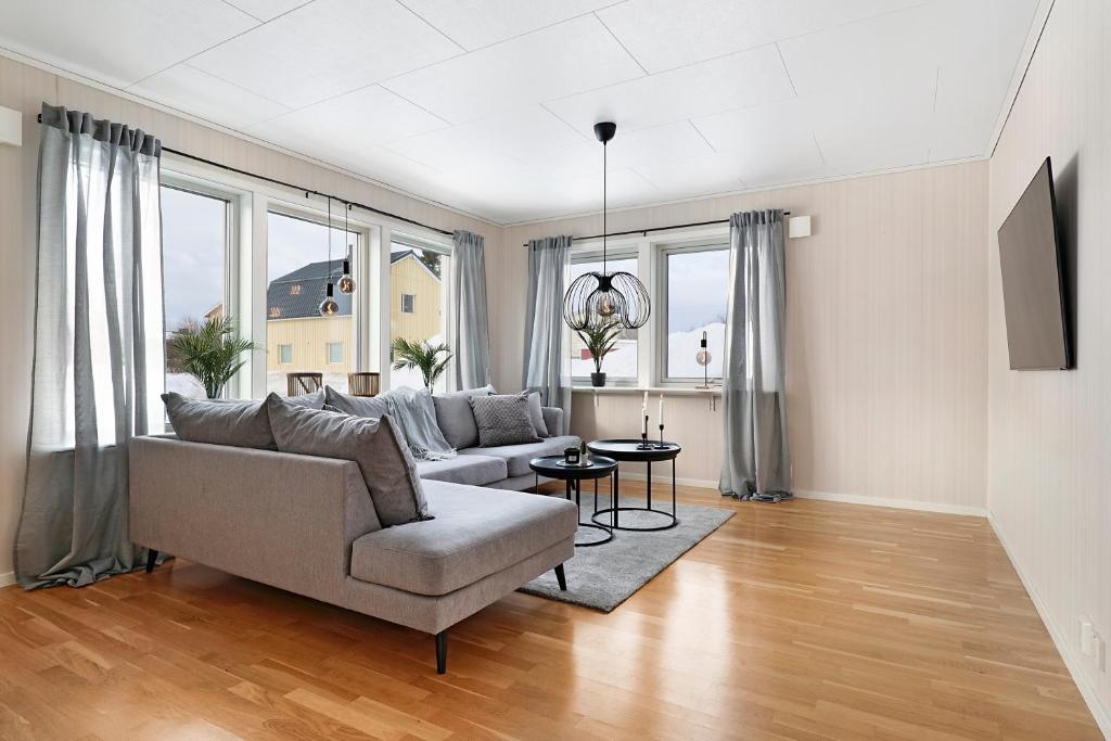 博登Guestly Homes - Homely 2BR Apartment with 3 Beds的带沙发的客厅和部分窗户。