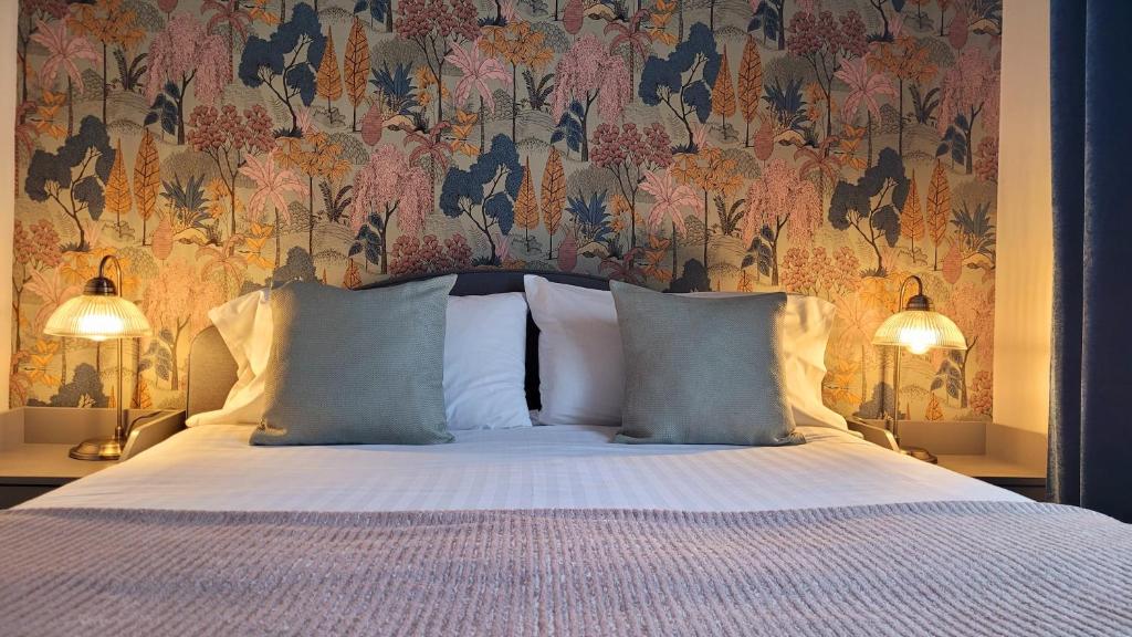 圣贾斯特商务酒店的一间卧室配有一张带花卉壁纸的床