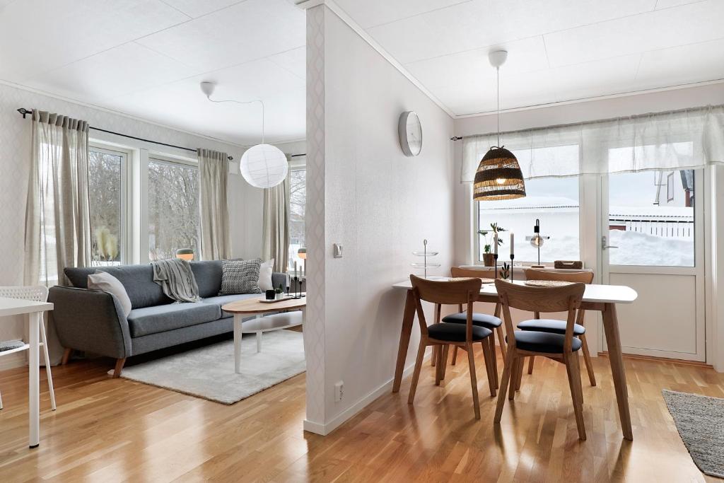 博登Guestly Homes - 1BR Cozy Apartment的厨房以及带桌椅的起居室。