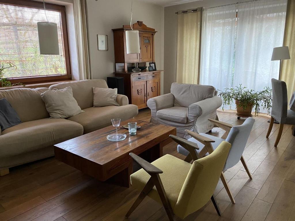 威利兹卡Holiday Home Wieliczka by Interhome的客厅配有沙发和桌椅