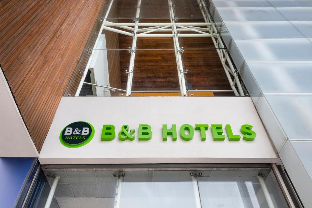 奥良B&B HOTEL Olhão Algarve的建筑上标有bb酒店标志