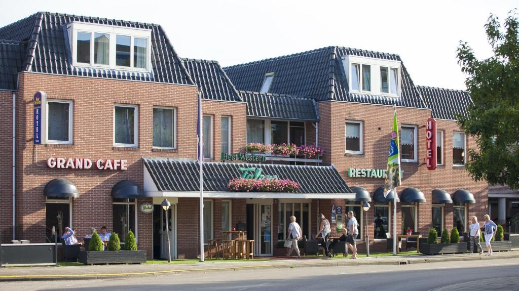 库福尔登库福尔登塔伦斯餐厅酒店的一群人站在大咖啡馆外面