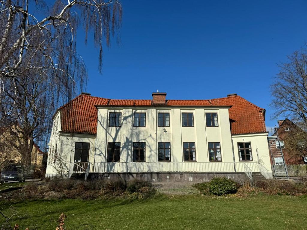 兰斯克鲁纳STF Landskrona Hostel的一座大型白色房屋,设有红色屋顶