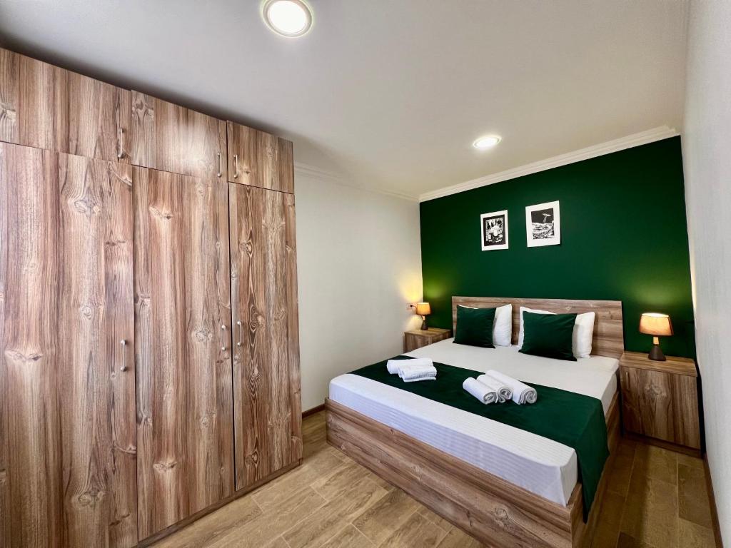 ByurakanByurakan Villas near Kari Lake的一间卧室设有一张大床和绿色的墙壁