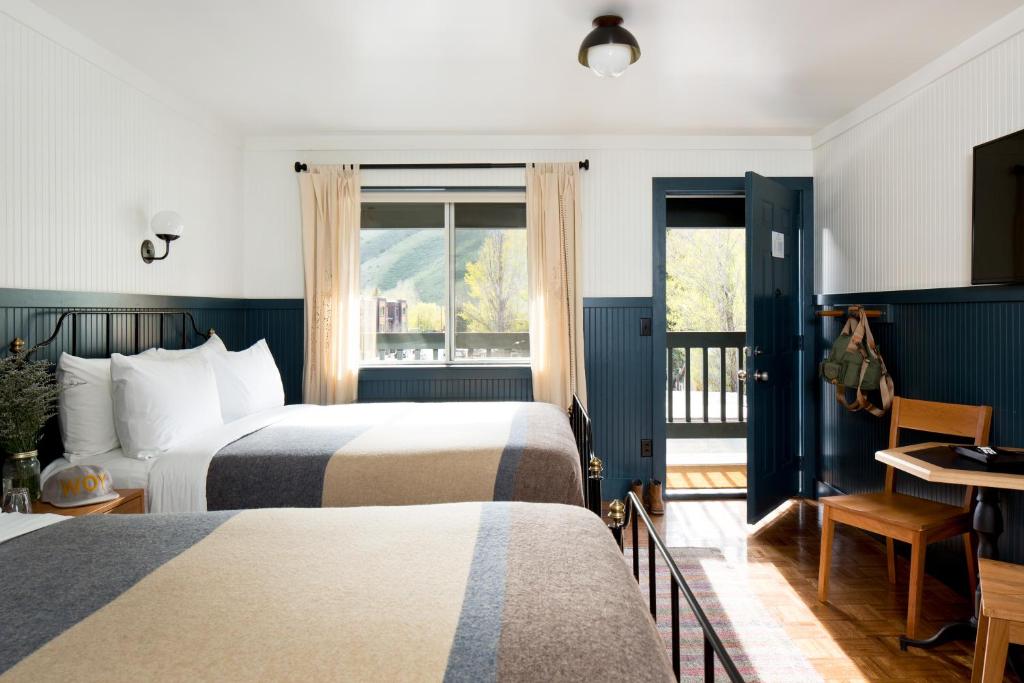 杰克逊安维尔汽车旅馆的酒店客房设有两张床和窗户。