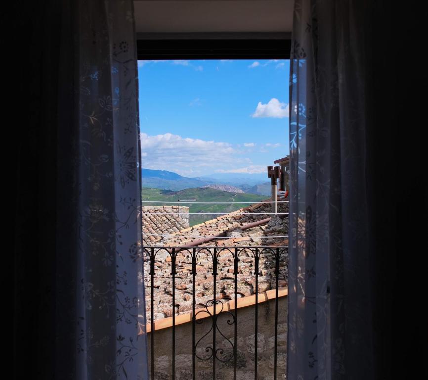 佩特拉利亚索普拉纳Casa Vacanze A Tramuntana的享有屋顶景致的开放式窗户