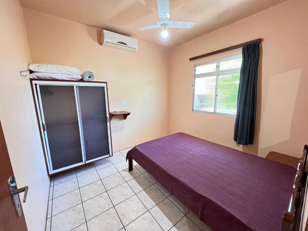 皮涅拉Pousada Residência Nativa的一间卧室设有一张床和一个窗口