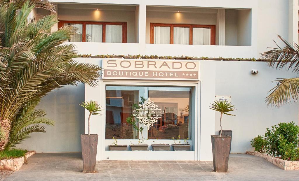 圣玛丽亚Sobrado Boutique Hotel的一家精品酒店的商店前方,标有标志