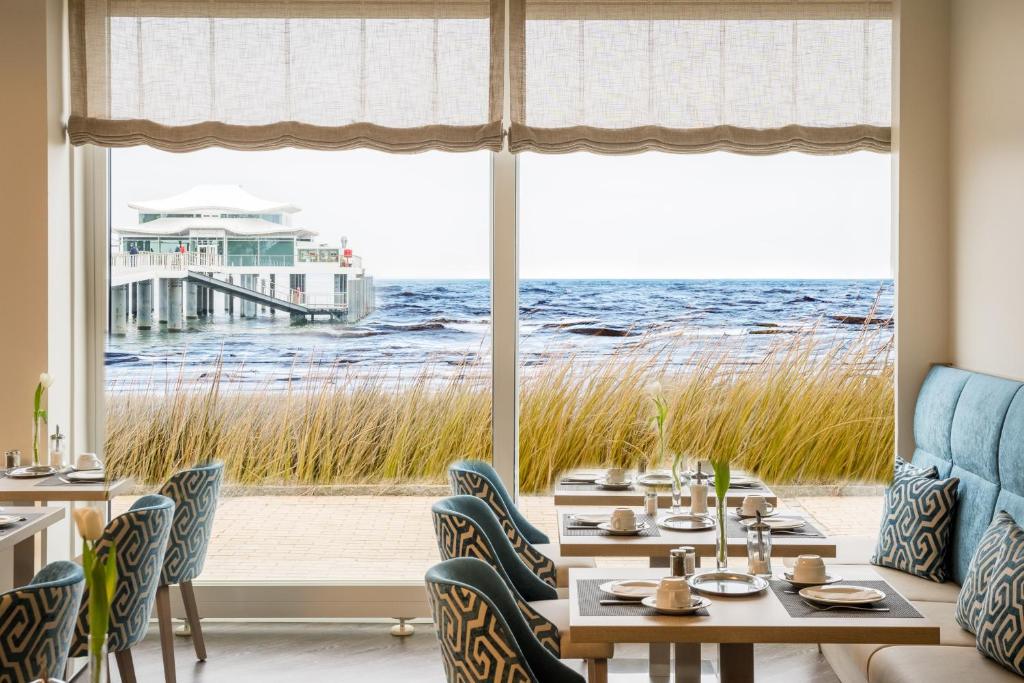 蒂门多弗施特兰德贝尔维尤酒店的海景餐厅