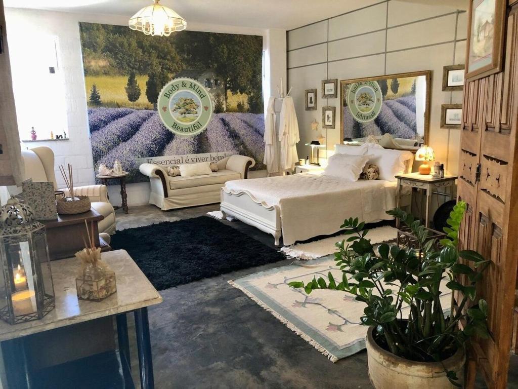 弗朗卡Body & Mind Beautiful - Suites Elegantes e Charmosas的一间卧室设有一张床和一间客厅。