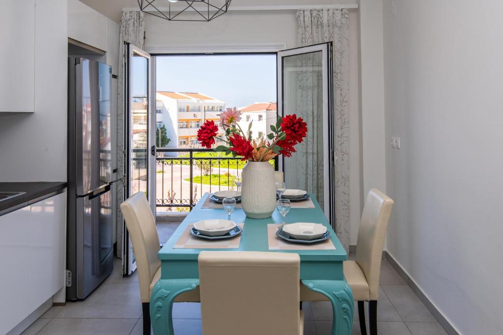 RívaKarlovasi Comfy Retreat的一间带蓝色桌椅的用餐室和一个阳台