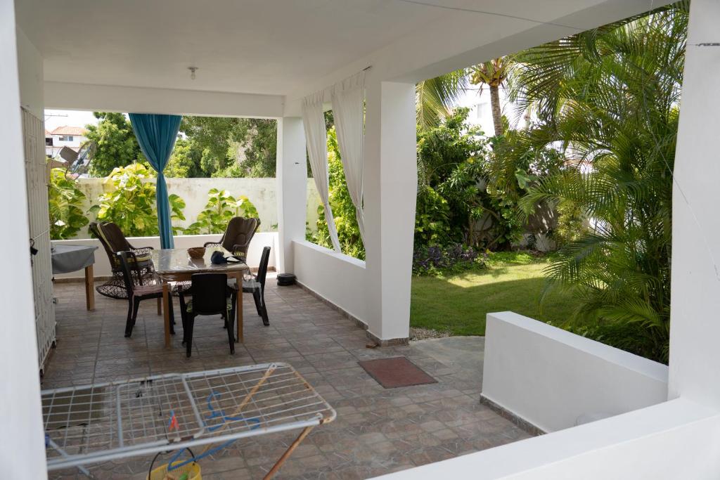巴亚希贝Villa Caribe的庭院里配有桌椅的房间