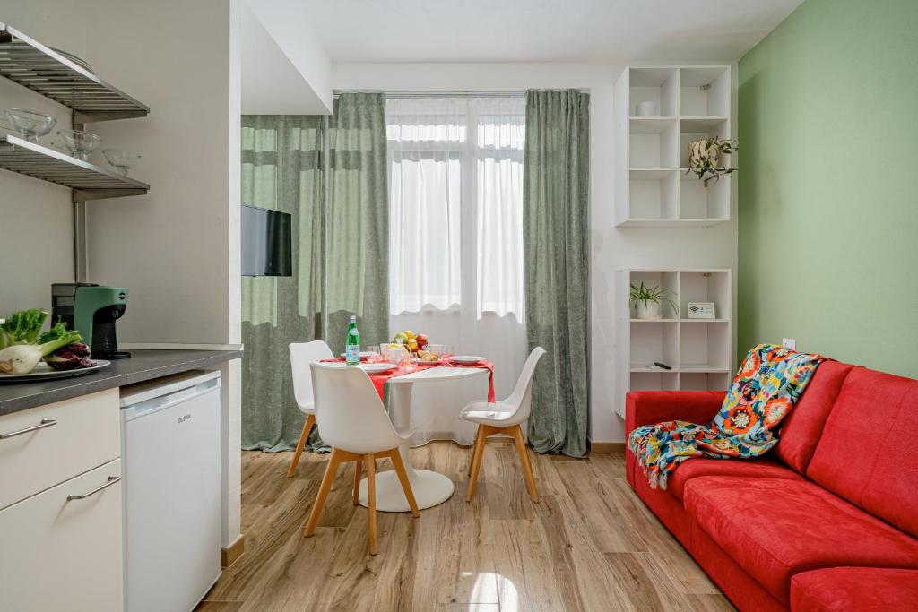 卡利亚里Residenze Asproni Serviced Apartments的客厅配有红色的沙发和桌子