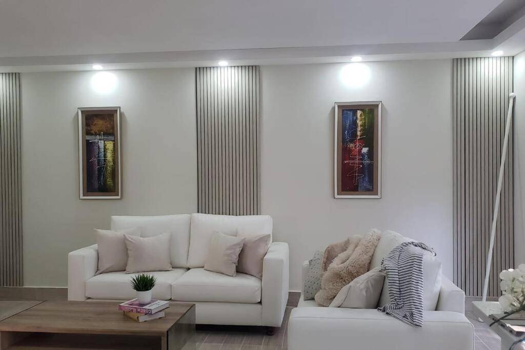 圣佩德罗-德马科里斯Apartamento moderno, guabaverry的客厅配有白色沙发和茶几