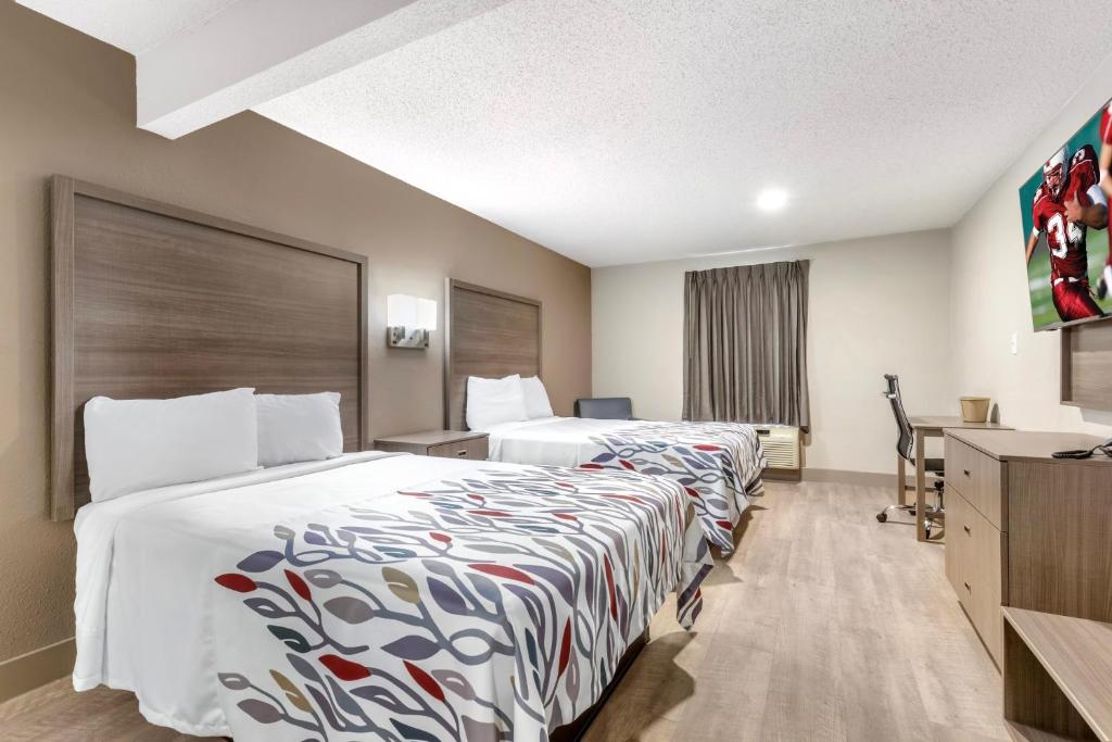 纽波特纽斯Red Roof Inn & Suites Newport News的酒店客房设有两张床和电视。