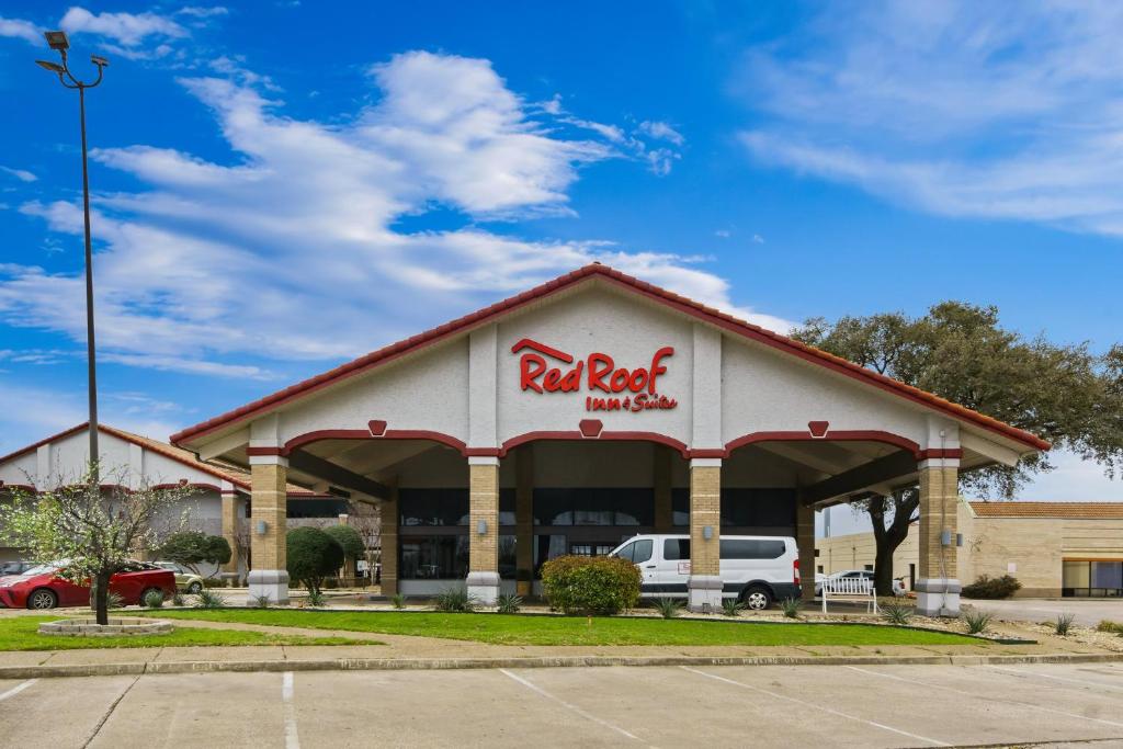 欧文Red Roof Inn & Suites Irving - DFW Airport South的一间快餐店,前方设有停车场