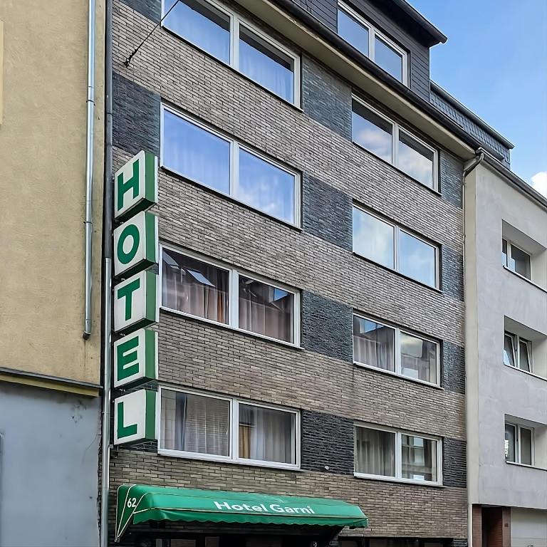 科隆Hotel Ziegenhagen的建筑的侧面有标志