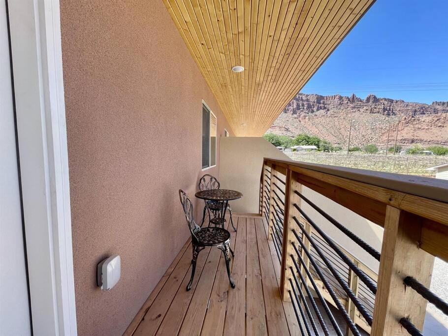 摩押Angel Rock Rentals of Moab Unit 10的阳台的门廊配有桌椅