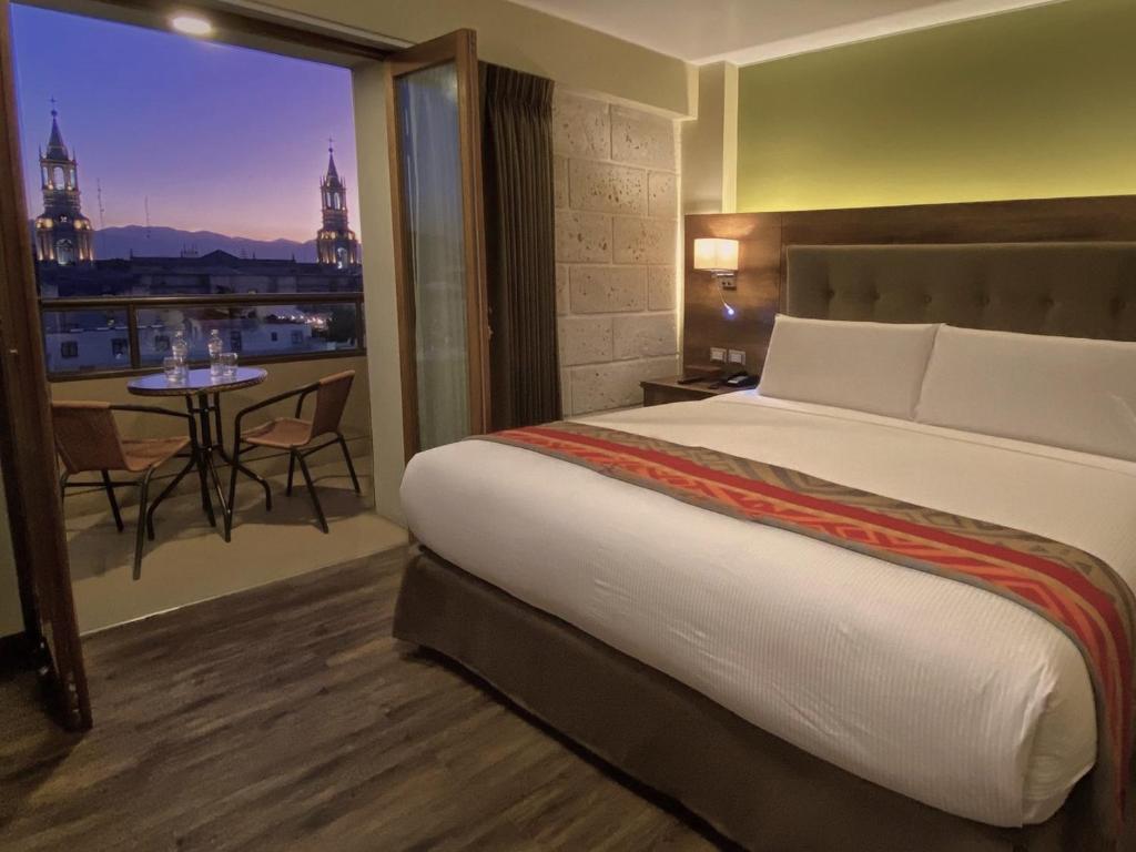 阿雷基帕ARIQUEPAY HOTEL的酒店客房 - 带一张床,享有城市美景