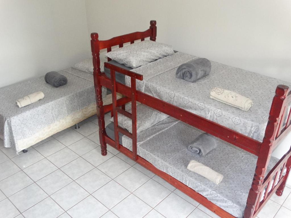 帕尔马斯Pedroca Hostel的配有两张双层床的宿舍间设有