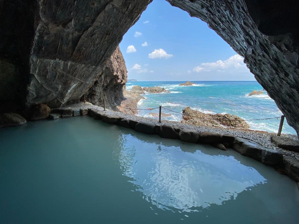 胜浦市浦岛酒店的海前的洞穴,有水池