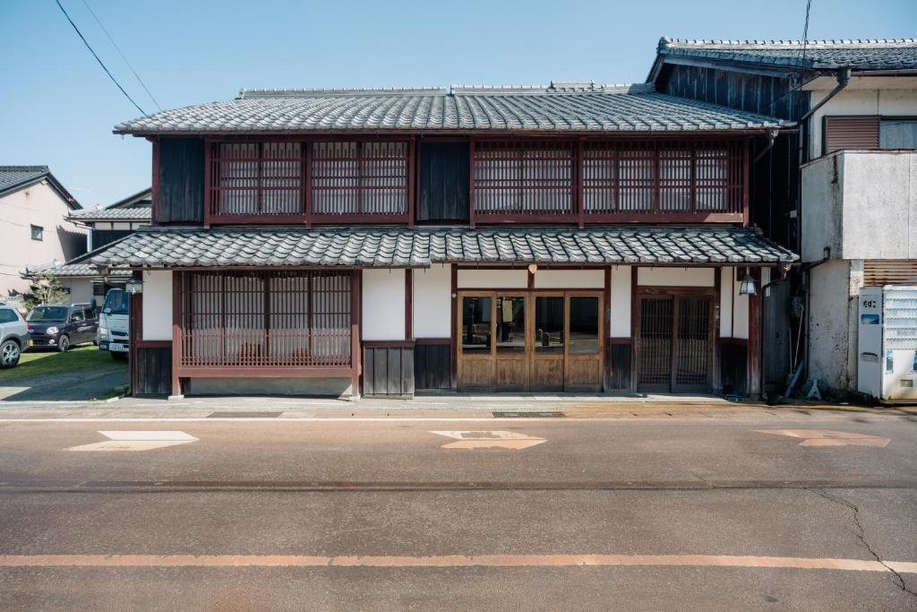 今津福田屋的一座红白的亚洲建筑