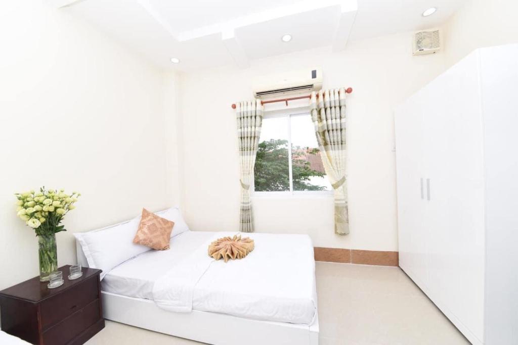Mỹ AnKhách sạn Đồng Tháp - Hoàng Gia Minh Lợi的白色的客厅配有沙发和窗户