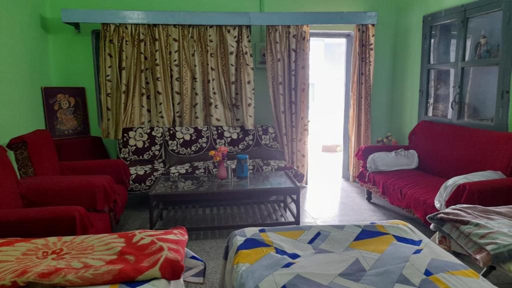 AyodhyaKarunanidhan Homestays的客厅配有沙发和两把椅子
