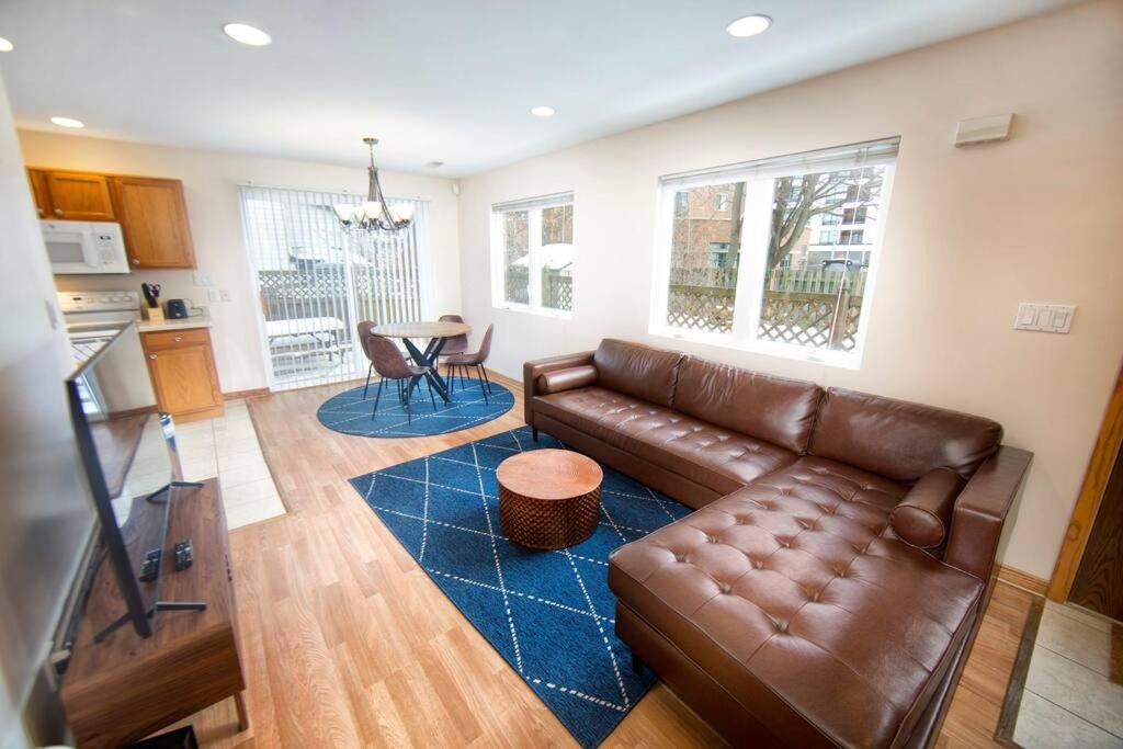 密尔沃基Tucked Away Off Brady - 4 Beds的客厅配有真皮沙发和蓝色地毯。