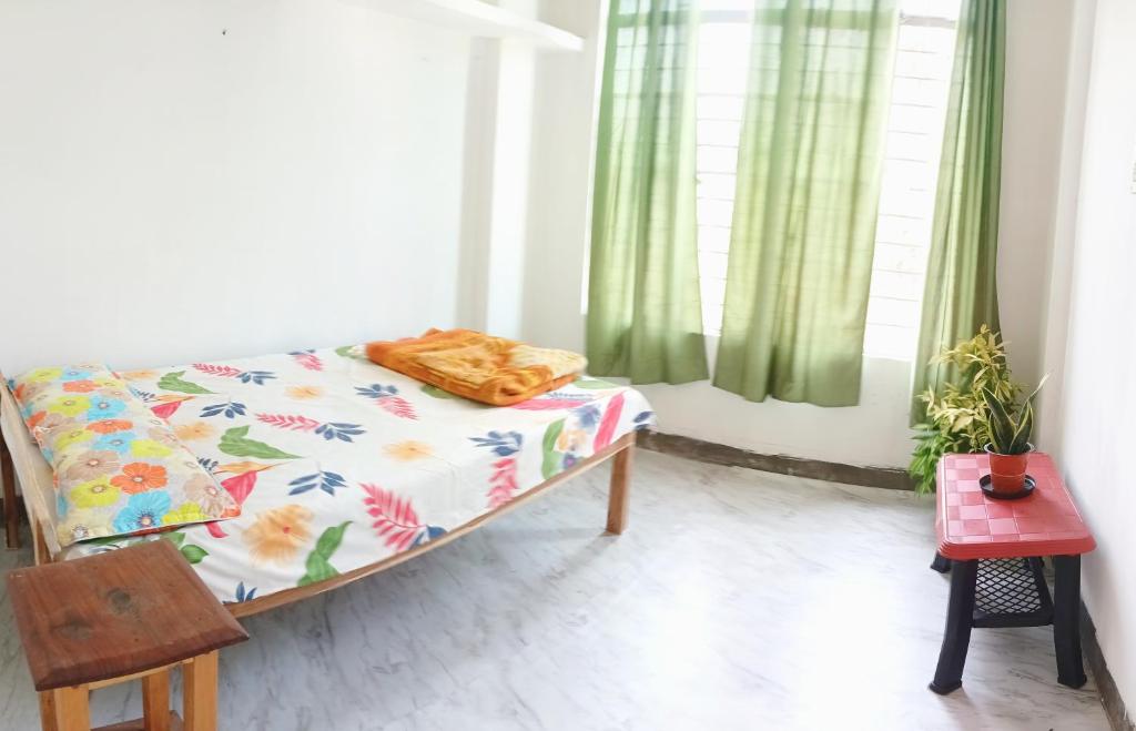 迪马普尔Serendipia的绿窗帘的房间的一张床位