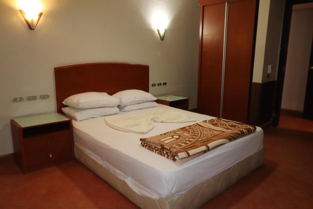 艾因苏赫纳Porto Sokhna Red Sea的卧室配有一张带白色床单和枕头的大床。