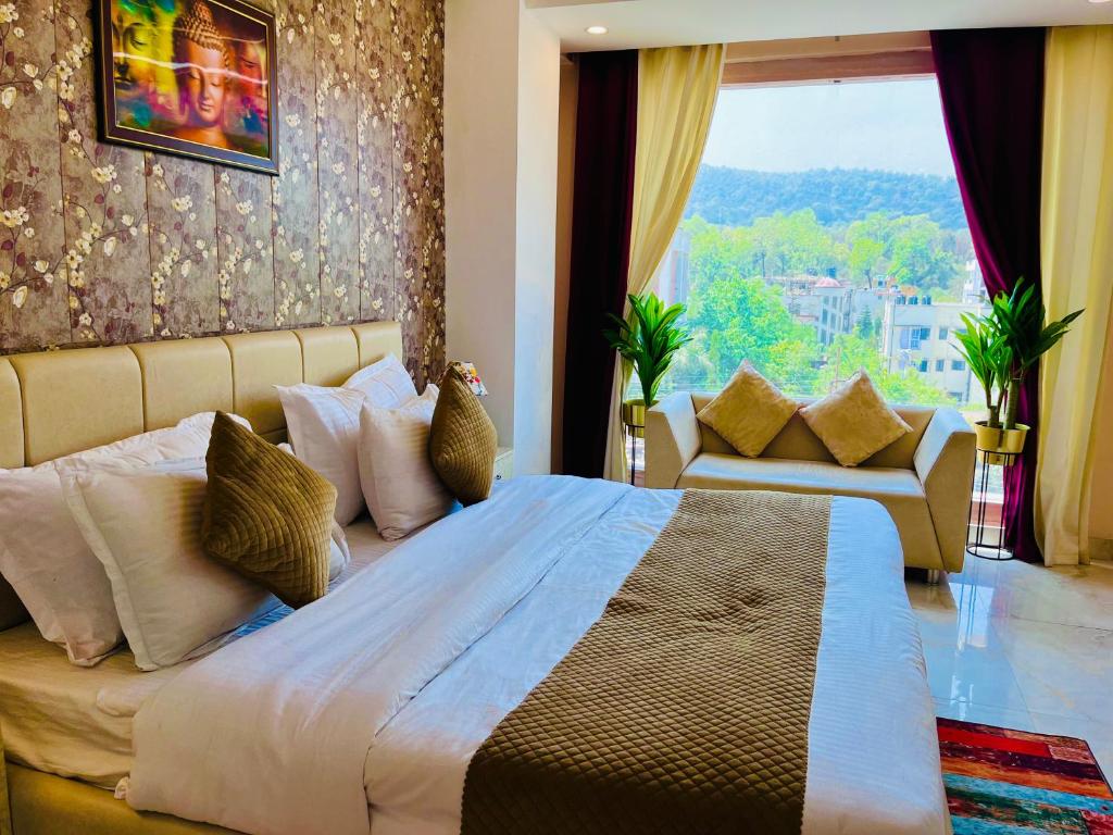 哈里瓦The Tirath Palace Luxury Hotel In Haridwar的一间卧室设有一张大床和一个大窗户