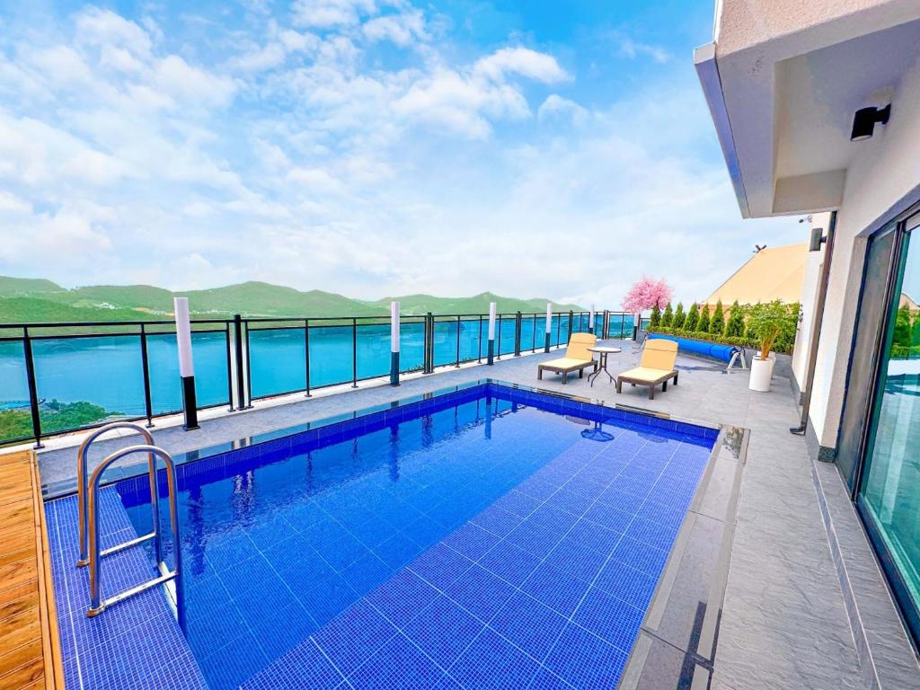 丽水市Simer Resort & Pool Villa的享有水景的游泳池